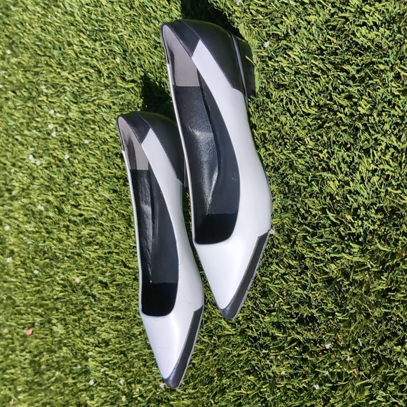 NWOB Kenneth Cole Mulberry Pointed Toe Color Block Black and White Ballet Flats - Picture 3 of 11